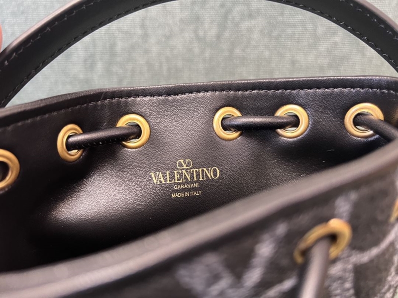 Va1e*ntin0 bucket bag